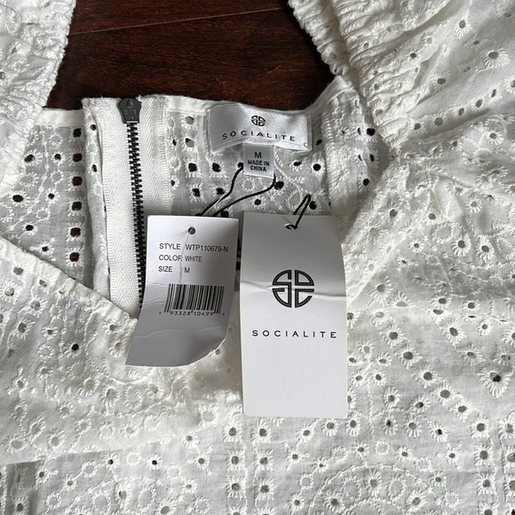 Socialite Square Neck Eyelet Crop Top - Picture 7 of 8